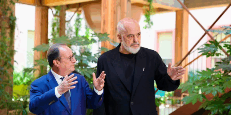 RAMA NDAN PAMJET/ Ish-presidenti francez nderohet me Medaljen e Artë të Mirënjohjes Publike
