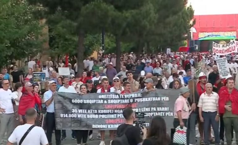 “RAMA JEP DORËHEQJEN”/ Nis marshimi, protestuesit drejt Kryeministrisë