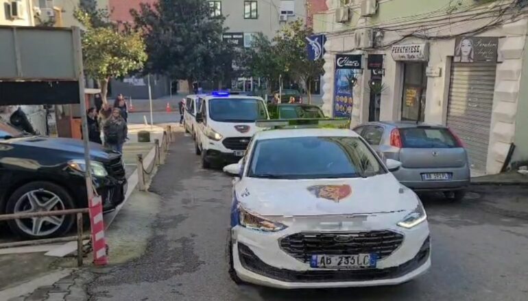 PLAGOSI ME THIKË BABË E BIR NË SUKTH/ Arrestohet 32-vjeçari