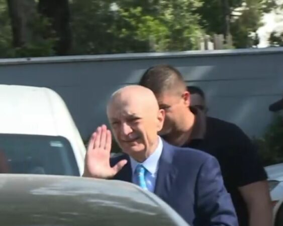 SPAK I JEP SËRISH LEJE METËS/ Presidenti i PL lë qelinë, pret ngushëllime për humbjen e babait