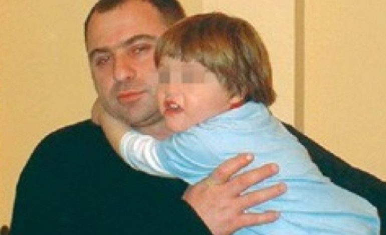 MERR FUND ARRATIA E NIPIT TË “MIRIT TË XHIKËS”/ Erjon Rama shkon me këmbët e veta në Polici, emri i tij mes biznesmenëve që dyshohet se pastronin paratë e krimit