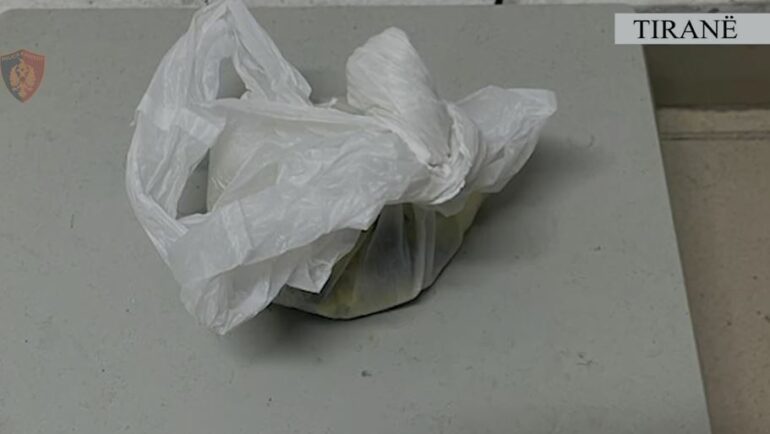 EMRAT/ “Furnizonin” me kokainë zona të ndryshme të Tiranës, 4 të arrestuar