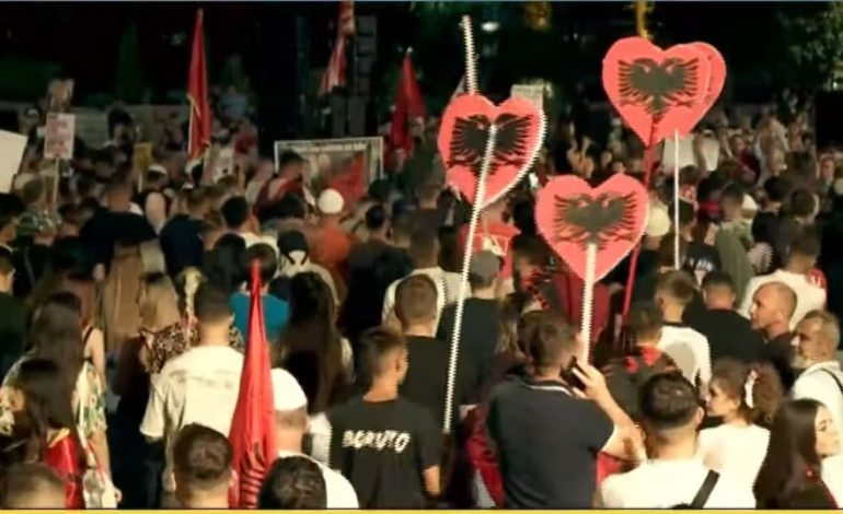 “KY ËSHTË FUNDI JUAJ”/ Studentët: Nuk kërkojmë privilegje, por të drejtat tona! Poshtë sistemi, burg Edi Ramës
