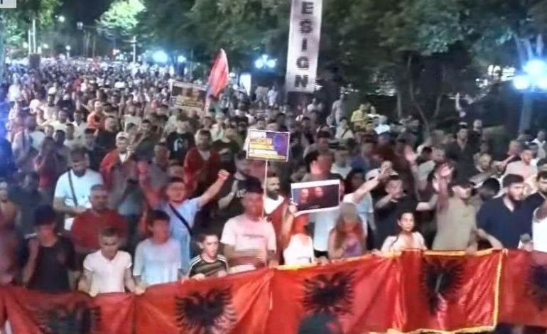 MARSHIMI NË RRUGËT E TIRANËS/ Protestuesit thirrje për dorëheqjen e kryeministrit: Shqipëria kërkon revolucion! Poshtë patronazhistët