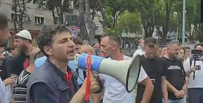 “I TËRHOQËN ZVARRË”/ Protestuesit thirrje për lirimin e të shoqëruarve: Do të rrimë këtu, edhe nëse shkelin mbi trupat tanë