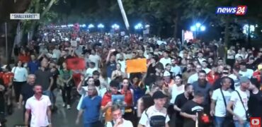 “BASHKOHUNI ME NE”/ Protestuesit thirrje qytetarëve të ngrihen nga lokalet dhe t’i bashkohen revoltës
