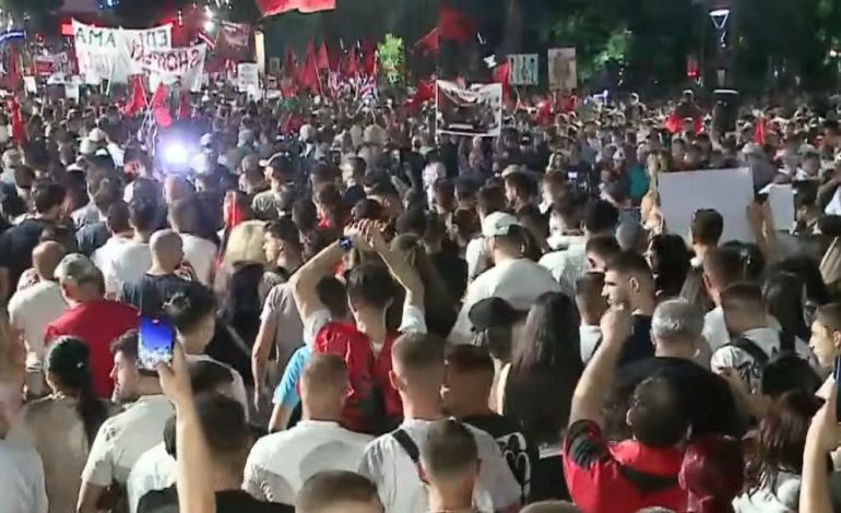 PROTESTA/ Tre orë fjalime, protestuesit nis marshimin