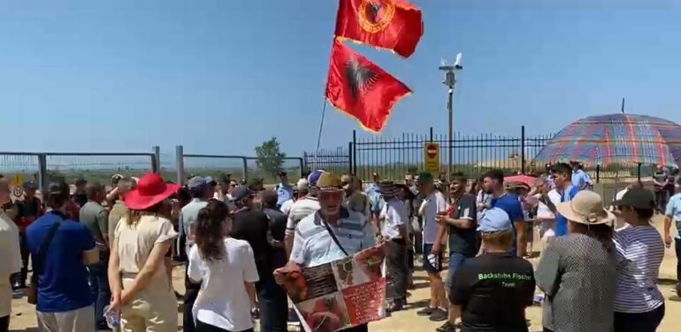 TOKA RRETHOHET SËRISH ME HEKURA/ Banorët e Rrjollit nuk ndalen, organizohen në protestë