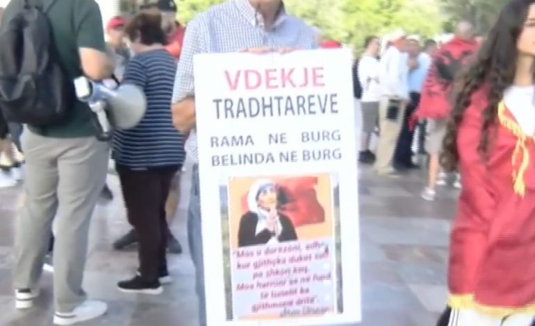 DITA E 16 E PROTESTËS/ Qytetarët grumbullohen në sheshin “Skënderbej”, kërkojnë dorëheqjen e qeverisë