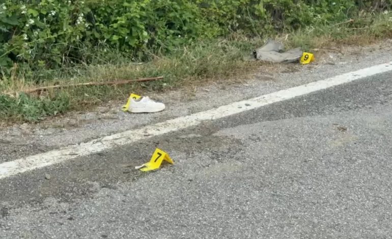 AKSIDENT TRAGJIK NË KORÇË/ Shoferi 76-vjeçar përplasi nënë e bir në rrugë, 3-vjeçari ndërroi jetë në spital