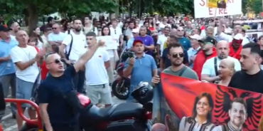 PROTESTUESIT DREJT KUVENDIT/ Thirrje deputetëve: Dorëzoni mandatet! Parlamenti i krimit…