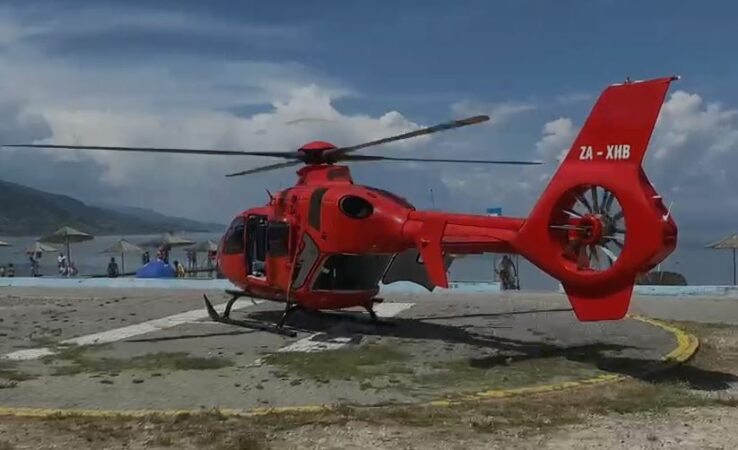 E RËNDË/ U qëllua me thikë nga bashkëshorti. 29-vjeçarja dërgohet me helikopter drejt Tiranës