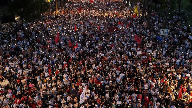 PAS TUBIMIT TE KRYEMINISTRIA/ Nis marshimi në rrugët e Tiranës, ‘lumë’ protestuesish në kryeqytet