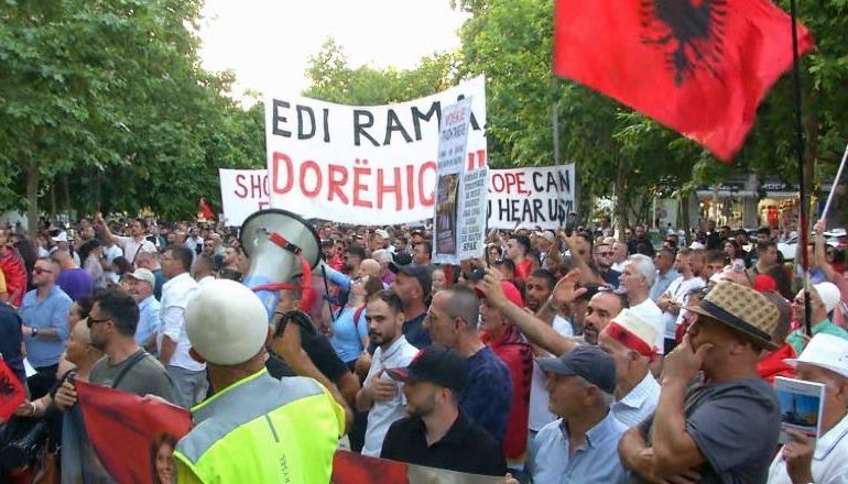 40 DITË NË PROTESTË/ Qytetarët nisin tubimin nga sheshi “Skënderbej” drejt kryeministrisë