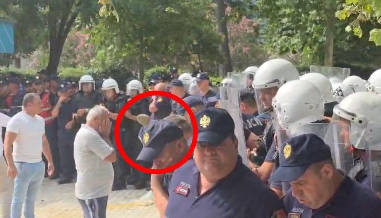 TENSIONET NË PROTESTË/ Momenti kur polici qëllohet me gurë në kokë