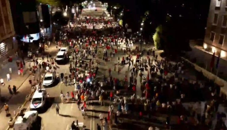 “LIRONI ÇUNAT”/ Protestuesit nisin marshimin drejt komisariatit nr. 3