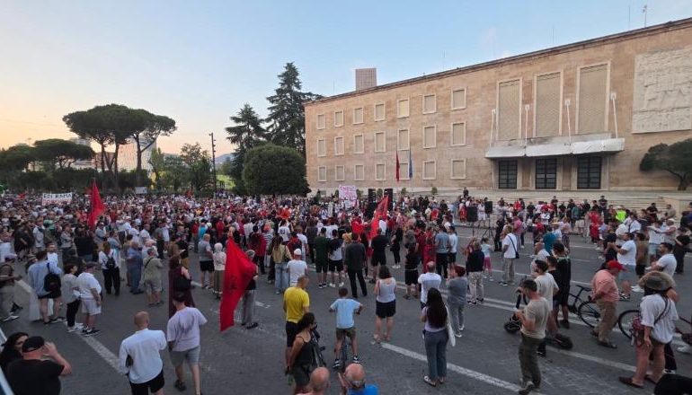37 DITË PROTESTË/ Qytetarët mblidhen përsëri te kryeministria! Kërkohet largimi i Ramës dhe Berishës