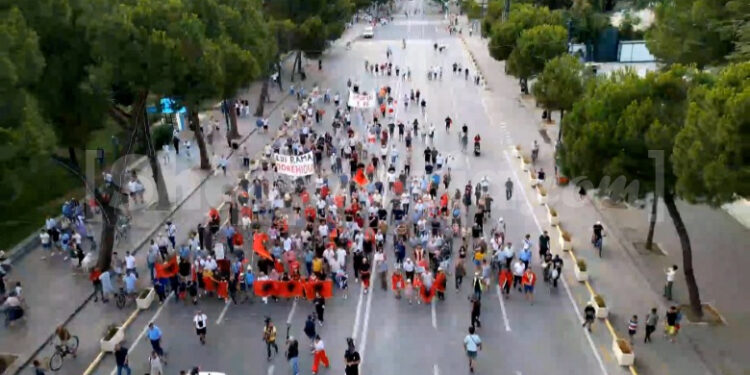 DITA E 39 E PROTESTËS/ Qytetarët mblidhen në shesh, kërkojnë dorëheqjen e kryeministrit Rama