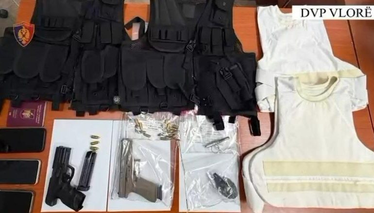 ME ARMË NË MAKINË E SHTËPI/ Arrestohet 38-vjeçari në Vlorë! I sekuestrohen 2 pistoleta, granatë dhe 4 jelekë antiplumb (EMRI)