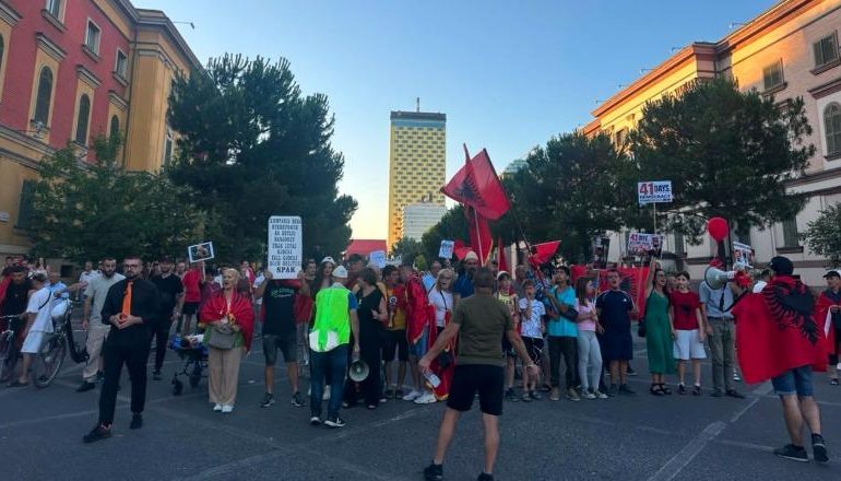 QYTETARËT NË PROTESTË PREJ 41 DITËSH/ Kërkohet largimi i Ramës dhe Berishës