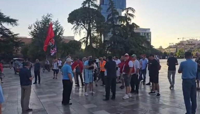 44 DITË PROTESTË/ Qytetarët mblidhen në sheshin Skënderbej: Rama të dorëhiqet menjëherë