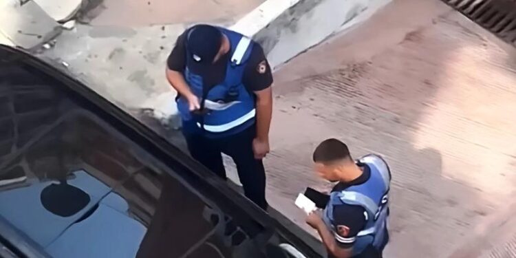 ARRESTOHEN DY EFEKTIVË TË POLICISË NË TIRANË/ AMP: U kapën duke marrë ryshfet nga një shofer