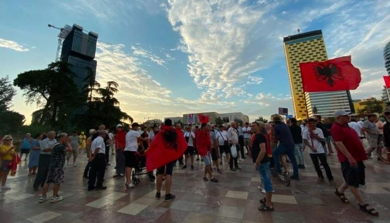 DITA E 47 E PROTESTËS/ Qytetarët marshojnë drejt Kryeministrisë, kërkojnë largimin e Ramës dhe Berishës