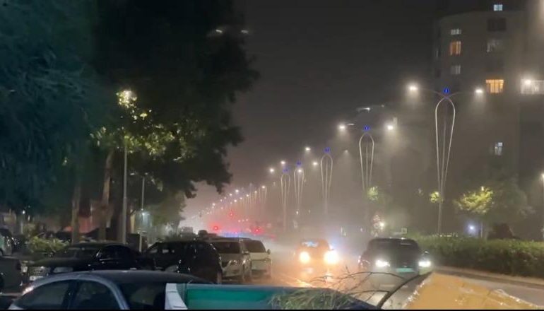MOT I KEQ PAS TEMPERATURAVE TË LARTA/ Rikthehen reshjet e shiut në vend! Era merr para karriget në Vlorë