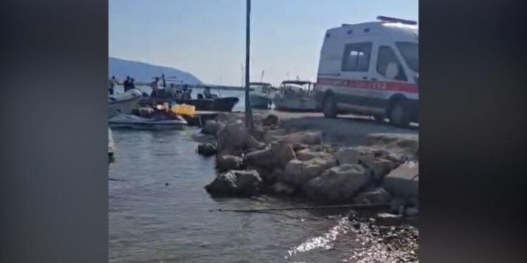 E RËNDË/ Dëmtohet nga helika e skafit një person në Vlorë, dyshohet se ka pësuar prerje në këmbë