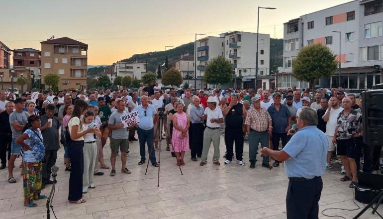 REFORMA TERRITORIALE/ Prrenjasi vijon protestën kundër bashkimit me Bashkinë Librazhd