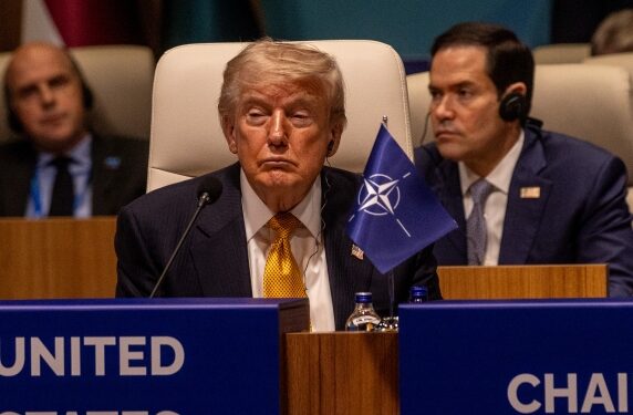 TRUMP NË QORRSOKAK? Bomba, sanksione dhe dialog, strategjia që po përsëritet ndaj Iranit
