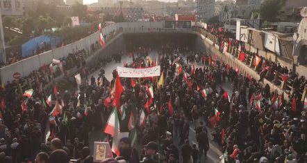 “SHBA VRAU BABIN TONË”/ Mijëra iranianë marshojnë në rrugët e Teheranit dhe kërkojnë hakmarrje