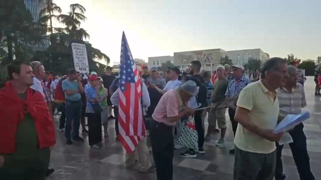 SOT PROTESTA E 45-të/ Qytetarët mblidhen në sheshin “Skënderbej”: Rama, jepe dorëheqjen
