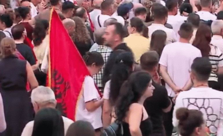 DITA 32 E DY E TUBIMIT/ Protestuesit para Kryeministrisë: Policia tejkaloi kompetencat