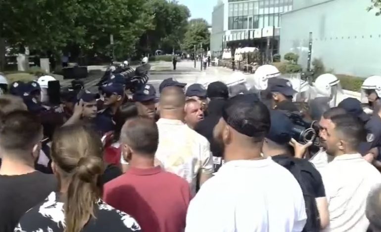 PËRPLASJET PARA PARLAMENTIT/ Protestuesit shkulin gardhin rrethues, policia përgjigjet me spraj lotësjellës