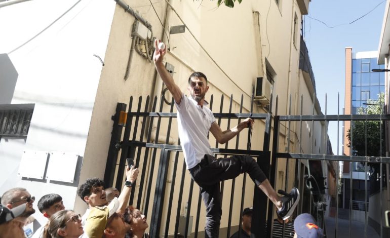 U ARRESTUA NË PROTESTËN PARA KUVENDIT/ MOMENTI i lirimit të Niko Qarkajt! I riu ngjitet në kangjellat dhe hedh vezën drejt komisariatit nr.3