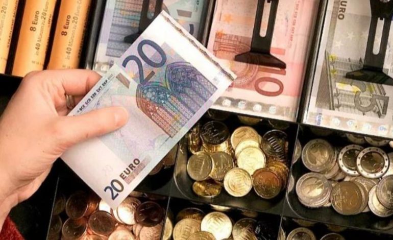 EFEKTET SEZONALE/ Euro arrin një tjetër minimum historik, zbret në 93.8 lekë
