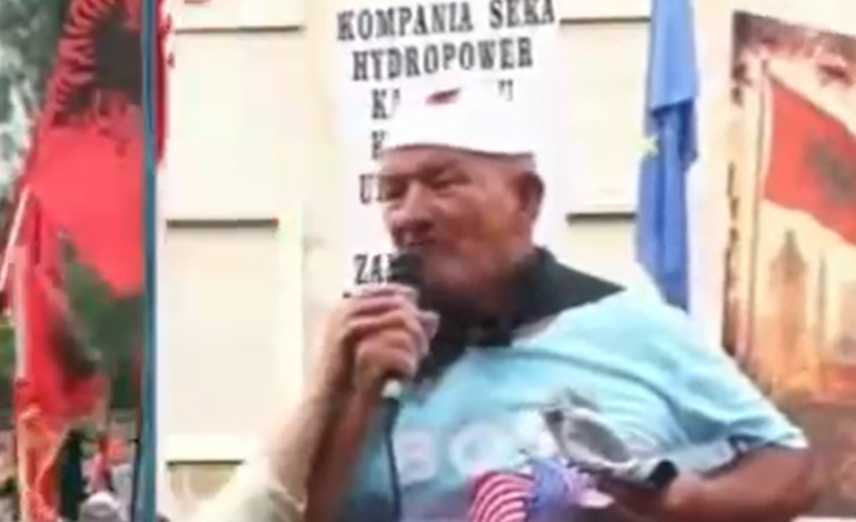 “HIQ DORË NGA VLORA SE DO TË…”/ lonjati shpërthen në ofendime para protestuesve, mes të cilëve ka gra dhe fëmijë