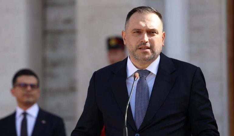 “DO RRITEN SHPENZIMET PËR MBROJTJEN”/ Ministri Ermal Nufi: Forcat e Armatosura do të modernizohen