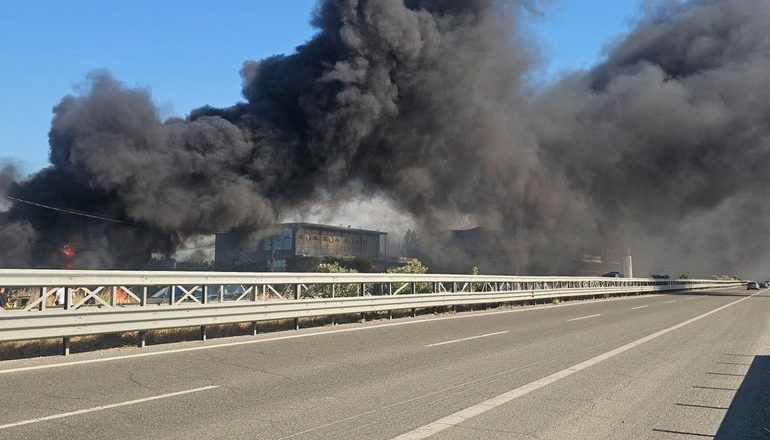 PAMJET/ Zjarr i madh në autostradën Laç-Mamurras, tymi i zi mbulon zonën