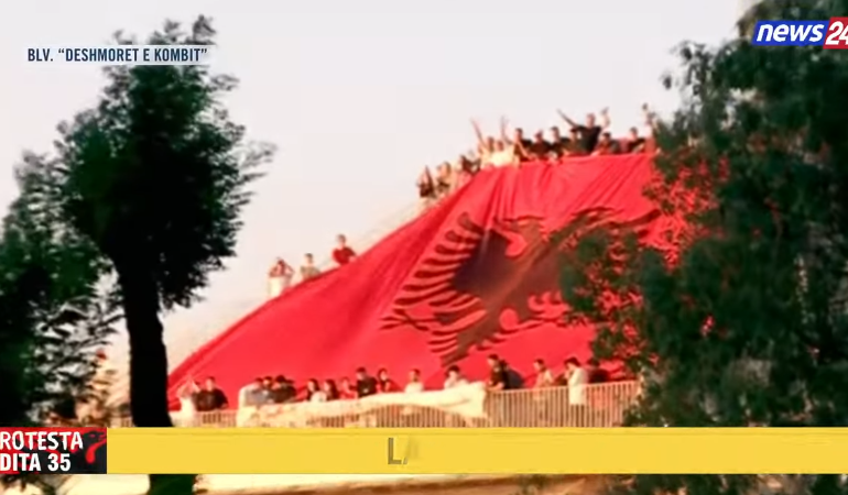 PROTESTA/ Shqiptarët veshin Piramidën kuq e zi, shpalosin flamurin gjigand