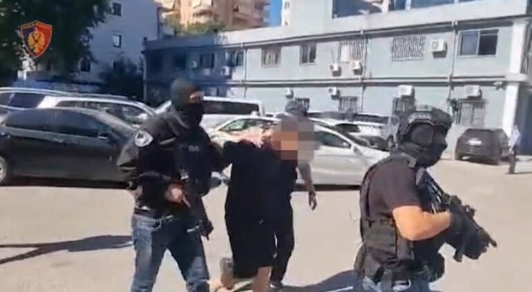 EMRI/ I dënuar me 13 vjet burgim për shfrytëzim prostitucioni dhe skllavërim, arrestohet në Tiranë 48-vjeçari