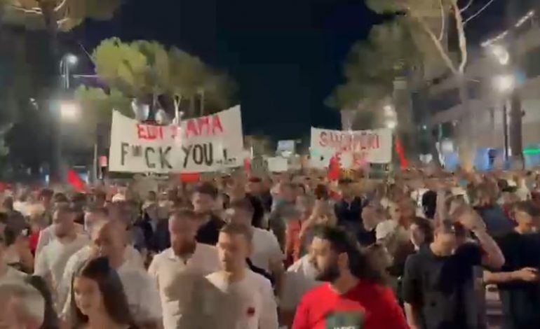 “SHQIPËRIA KËRKON REVOLUCION”/ Protestuesit mbërrijnë pranë Parlamentit, ushton thirrja: Ju erdhi fundi!