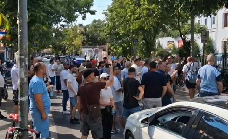 MBI 20 TË SHOQËRUAR PAS TENSIONEVE NË PROTESTË/ Qytetarët para Komisariatit nr.3, bllokohet qarkullimi në rrugën Mine Peza