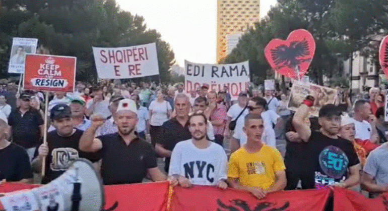 PROTESTA/ Dita e 53-të tubimit para Kryeministrisë: Nesër të gjithë para Kuvendit