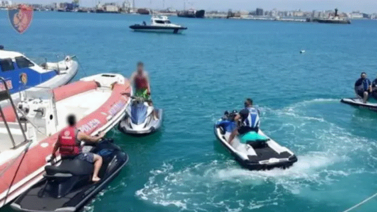 BLLOKOHEN DY JET SKI NË SARANDË/ Shkelën perimetrin e sigurisë, rrezikuan jetën e pushuesve
