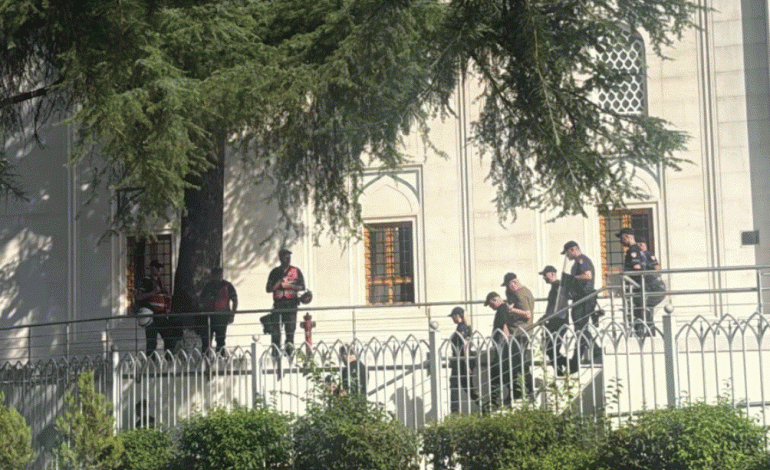 MBYLLJA E SEANCËS PLENARE/ Protestuesit pritë deputetëve jashtë Kuvendit, tentojnë t’i gjuajnë…