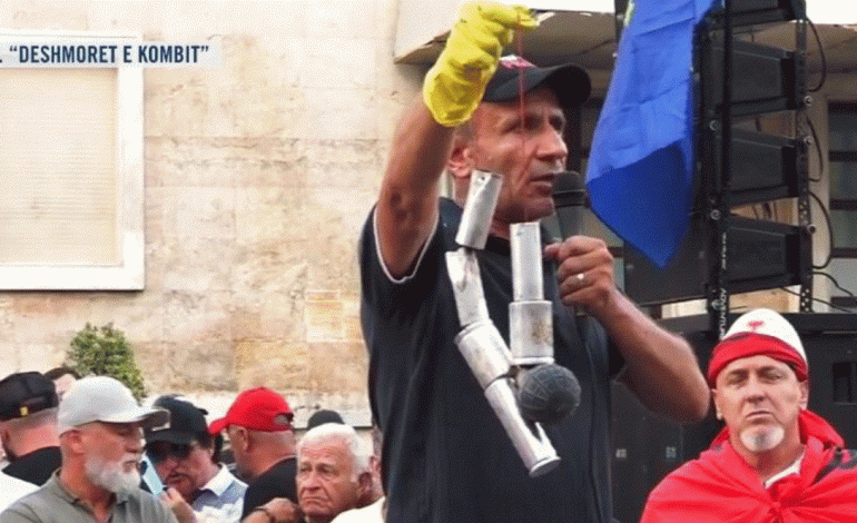 “RAMËN DO TA BËJMË…”/ Qytetari bën “varëse” me bombat me gaz lotësjellës: Ka lekë të blejë këto nga serbi…