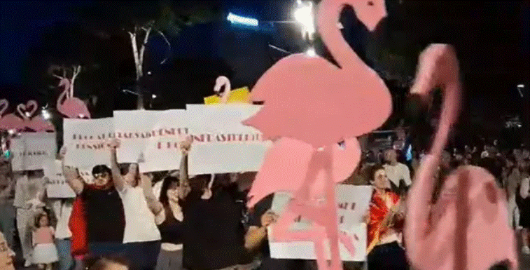 “SHQIPËRIA KËRKON REVOLUCION”/ Protestuesit mbyllin protestën para Kryeministrisë, nisin marshimin nëpër Tiranë