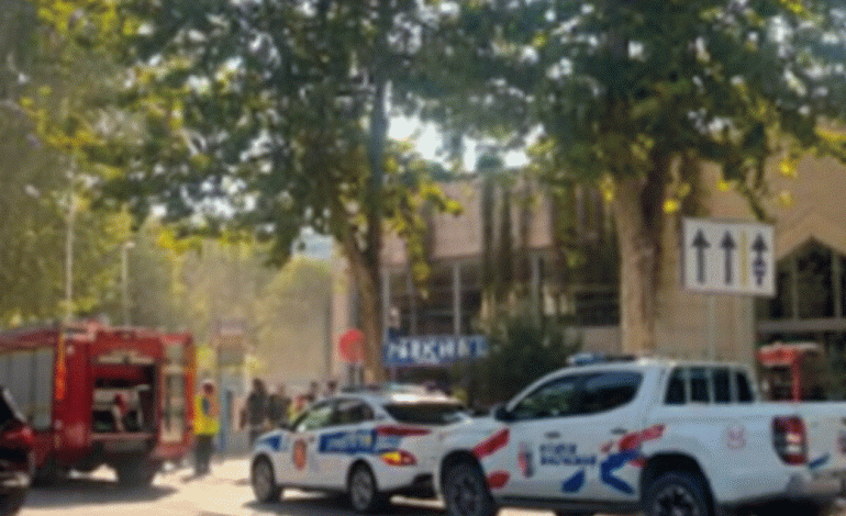 PAMJET/ Zjarr tek Xhamia e Namazgjasë në Tiranë! Flakët përfshijnë parkimin